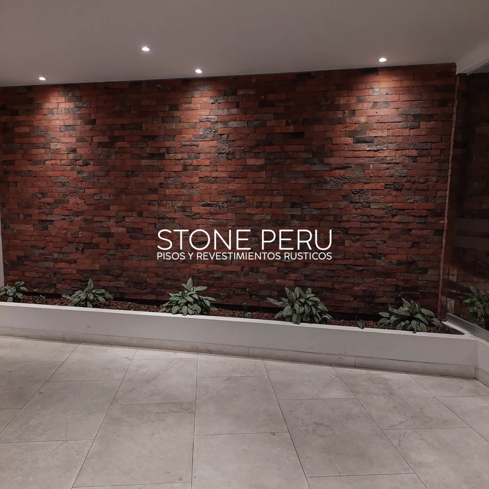 Revestimiento de Ladrillo Rococho Rusti instalado en obra. Stone Peru.